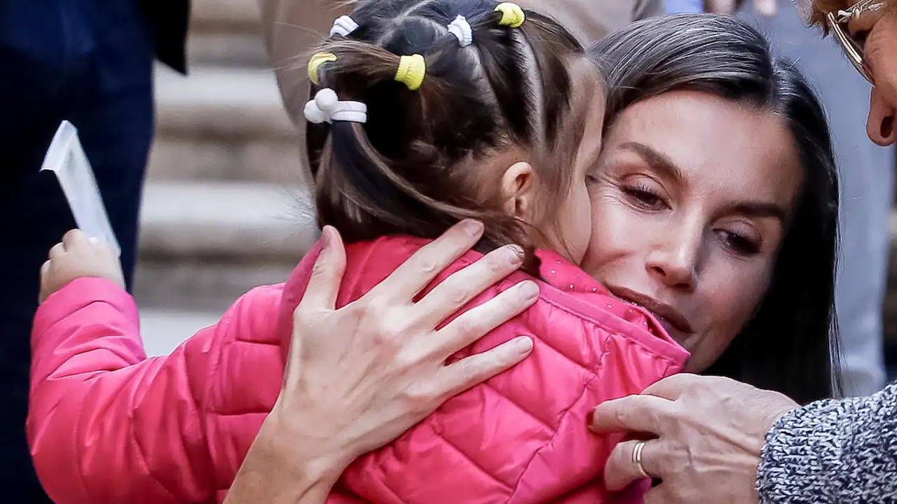 Las 8 mejores fotos de la visita de los Reyes Felipe y Letizia a los municipios afectados por la DANA