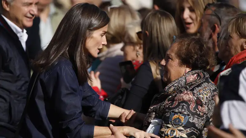 La Reina Letizia con una vecina valenciana