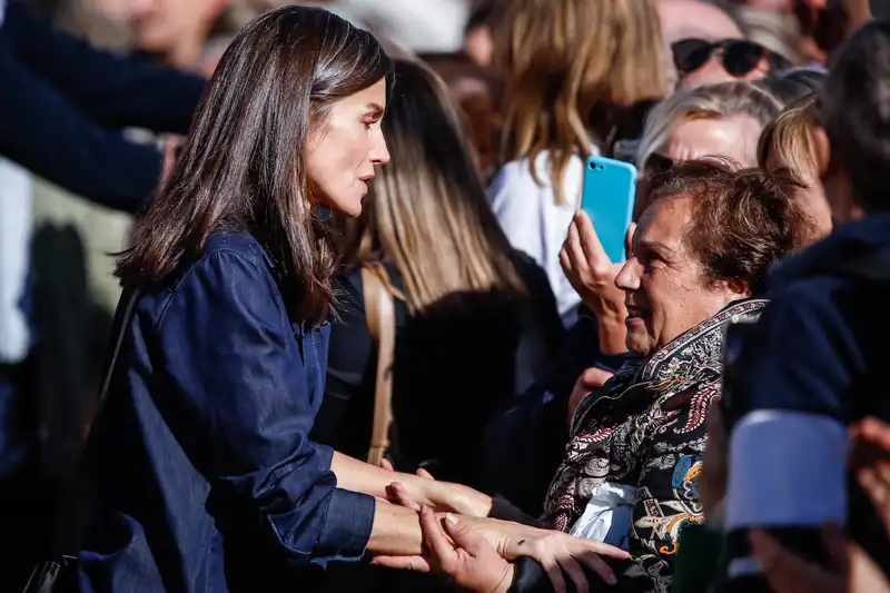 La Reina Letizia se muestra cómplice con una vecina de Chiva