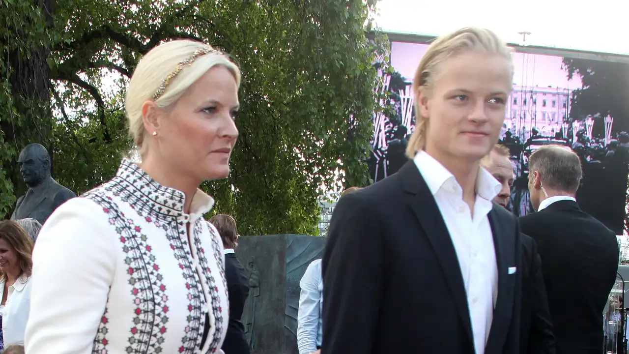 Mette-Marit junto a su hijo, Marius Borg, en un evento público