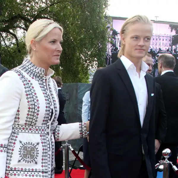 Mette-Marit junto a su hijo, Marius Borg, en un evento público