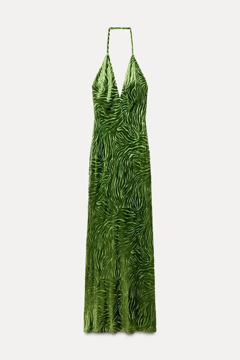 Vestido halter terciopelo de Zara 49,95 euros