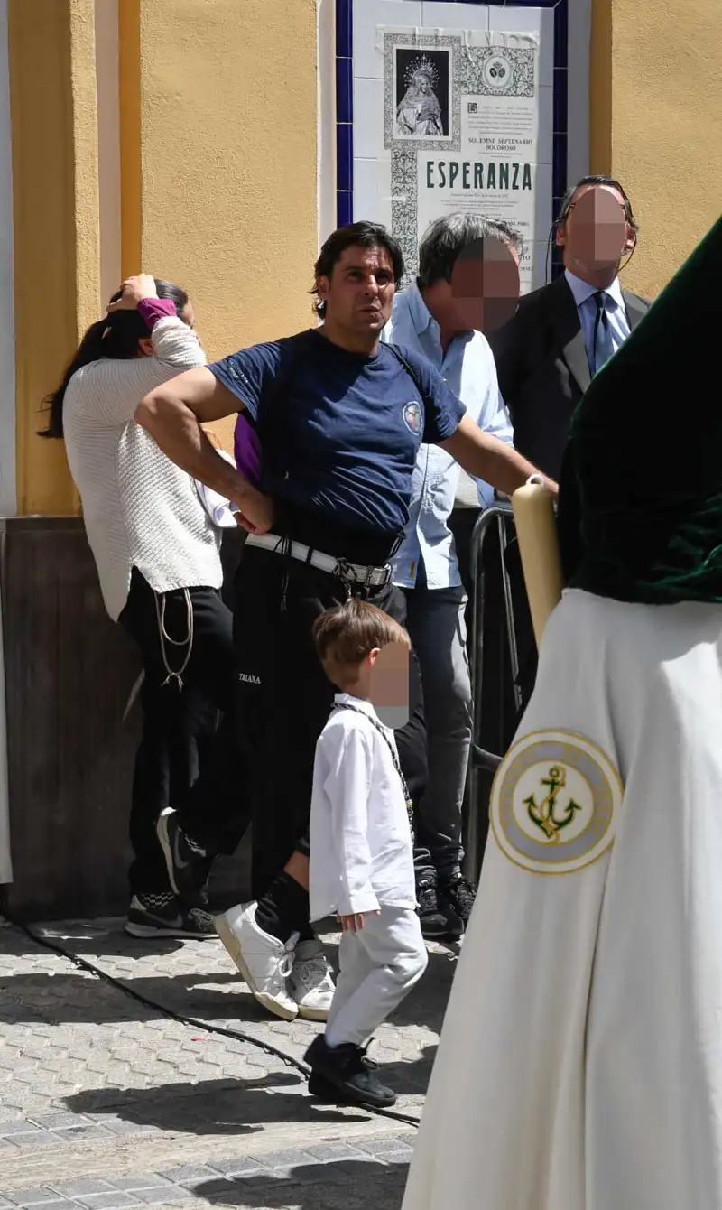 Fran Rivera, costalero en la Semana Santa de Sevilla