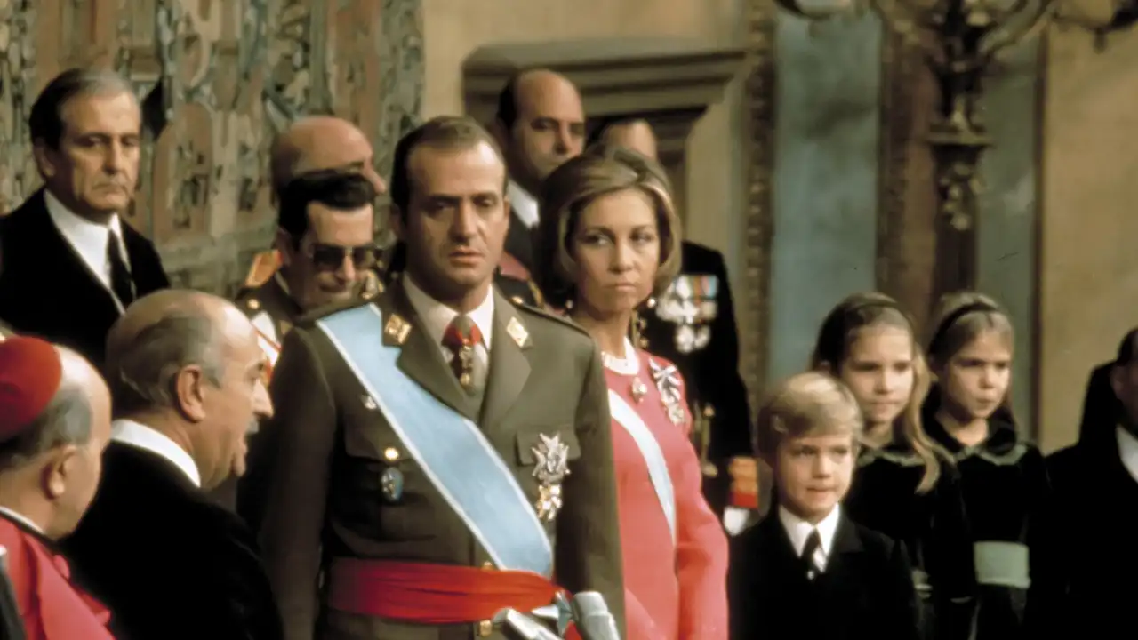 Juan Carlos I acompañado de la Reina Sofía en día de su proclamación, el 22 de noviembre de 1975