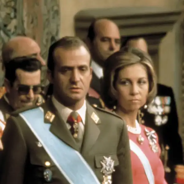 Juan Carlos I acompañado de la Reina Sofía en día de su proclamación, el 22 de noviembre de 1975