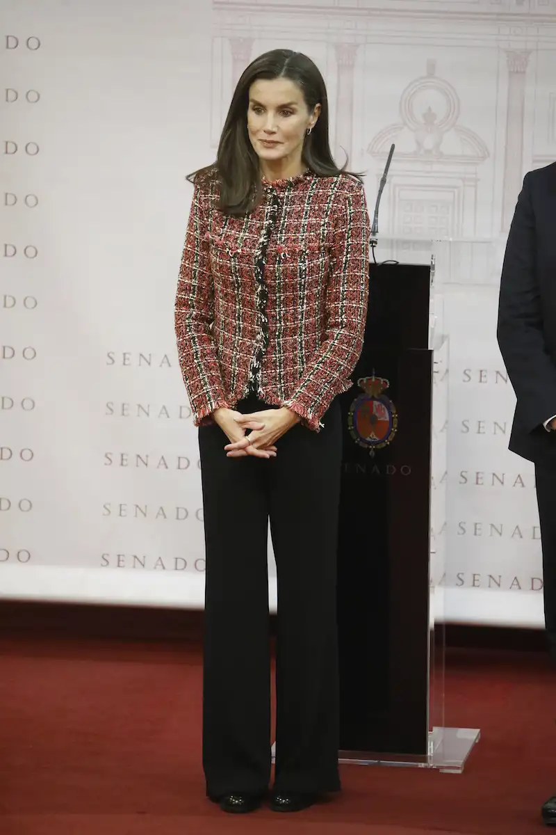 La chaqueta de tweed de la Reina Letizia, un guiño a las mujeres de la Asociación para la Prevención, Reinserción y atención de la Mujer Prostituida (APRAMP)