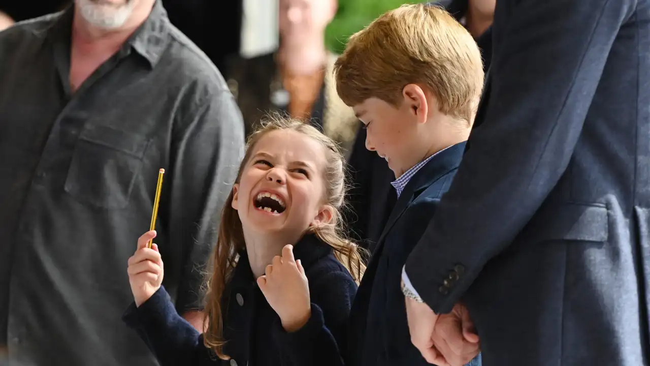 La princesa Charlotte en actitud divertida durante un acto