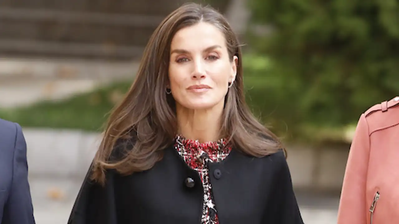 La Reina Letizia juega con el 'layering': chaqueta de tweed y la capa más estilosa y versátil 