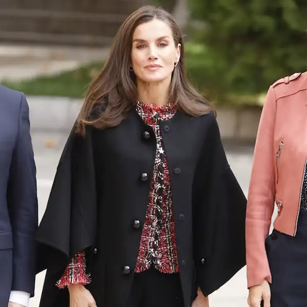 La Reina Letizia juega con el 'layering': chaqueta de tweed y la capa más estilosa y versátil 