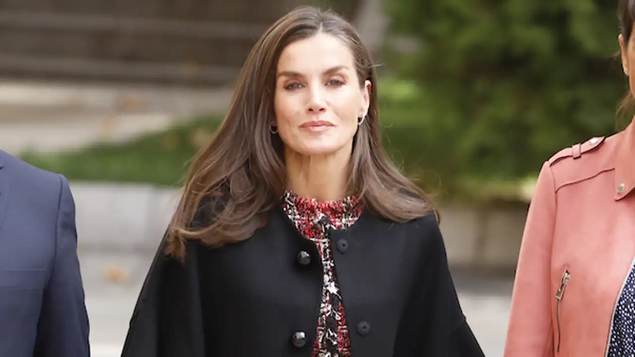 La Reina Letizia juega con el 'layering': chaqueta de tweed y la capa más estilosa y versátil 