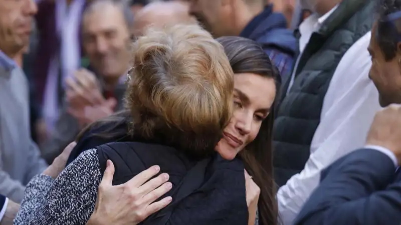 Letizia se abraza a una vecina de Chiva