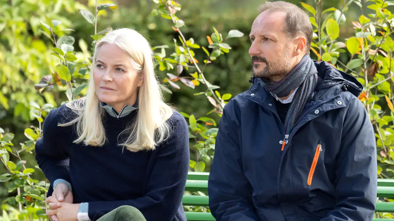 Los Príncipes de Noruega, Haakon y Mette-Marit visitando un jardín en Oslo el pasado septiembre.