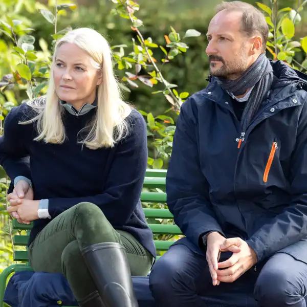 Los Príncipes de Noruega, Haakon y Mette-Marit visitando un jardín en Oslo el pasado septiembre.