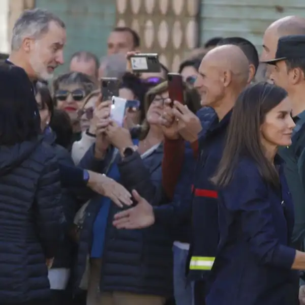 Los Reyes Felipe y Letizia saludando a los vecinos y efectivos en Chiva. 