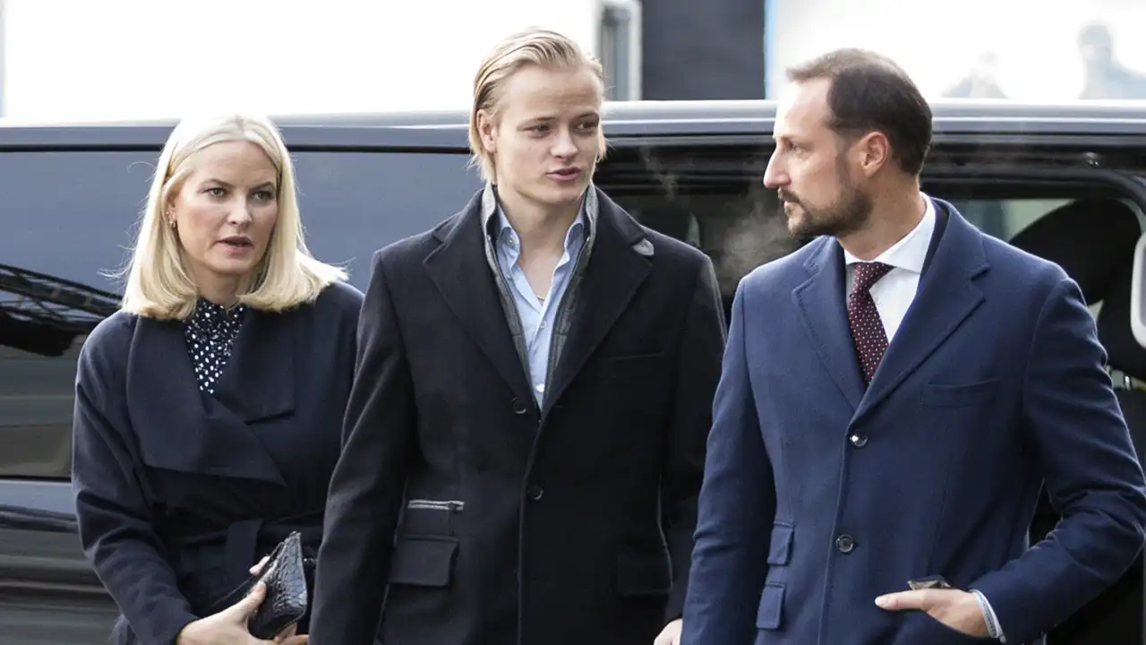 Marius Borg Høiby junto a la princesa Mette-Marit y Haakon de Noruega