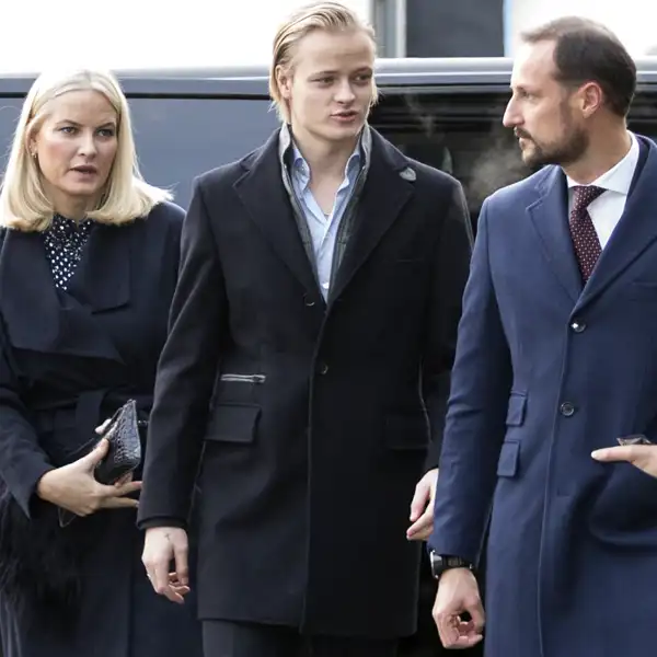 Marius Borg Høiby junto a la princesa Mette-Marit y Haakon de Noruega