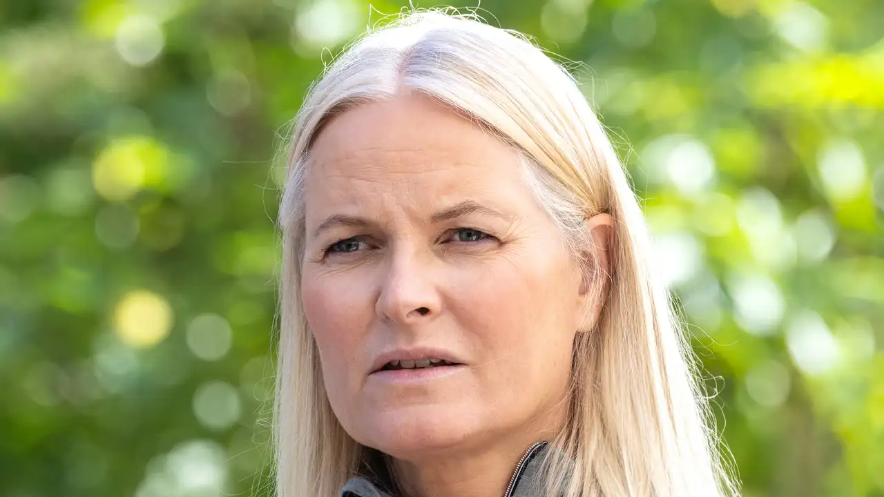 Mette-Marit de Noruega con gesto serio