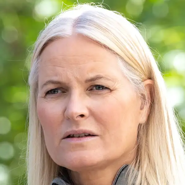 Mette-Marit de Noruega con gesto serio