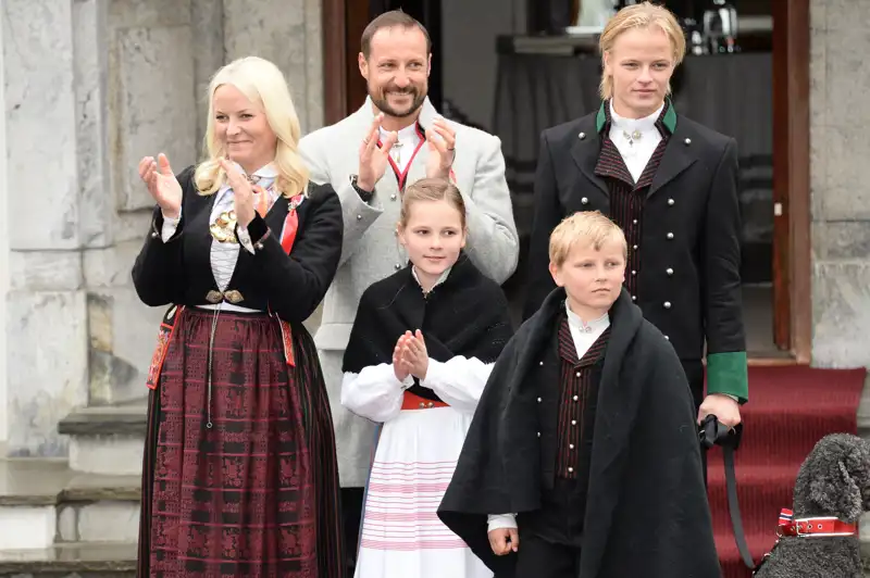 Mette-Marit junto a su marido, Haakon de Noruega, y sus tres hijos: Marius, Ingrid y Sverre.