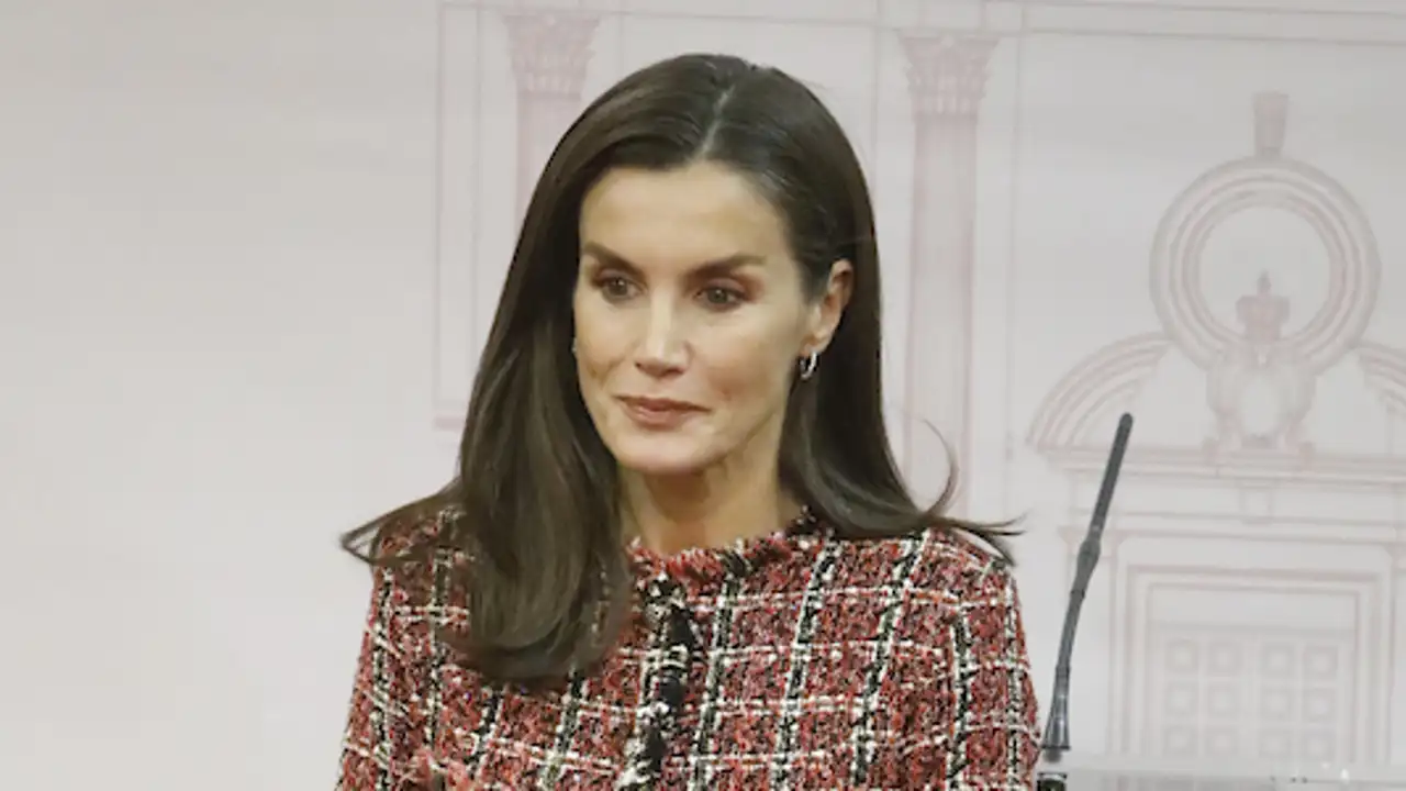 La chaqueta de tweed de la Reina Letizia, un guiño a las mujeres de la Asociación para la Prevención, Reinserción y atención de la Mujer Prostituida (APRAMP)