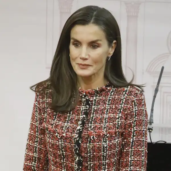 La chaqueta de tweed de la Reina Letizia, un guiño a las mujeres de la Asociación para la Prevención, Reinserción y atención de la Mujer Prostituida (APRAMP)