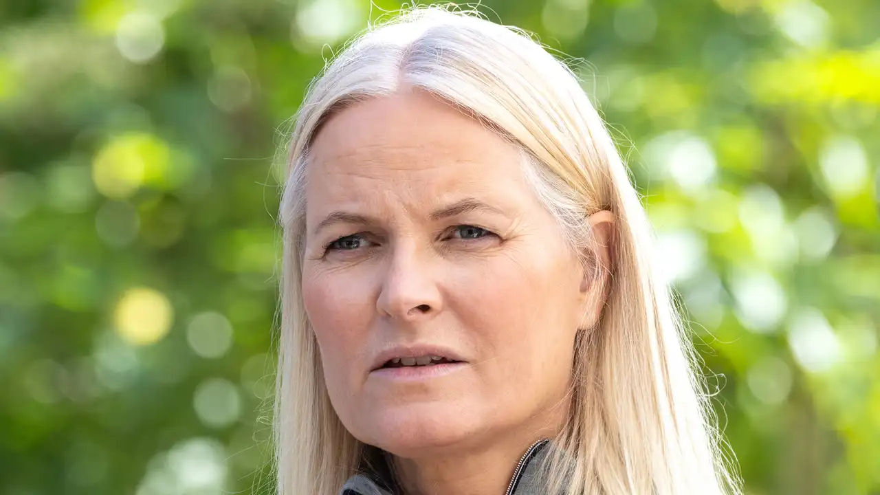 Mette-Marit de Noruega con gesto serio