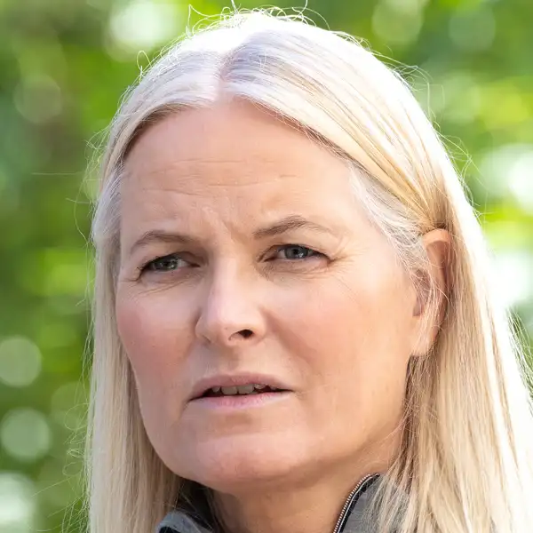 Mette-Marit de Noruega con gesto serio