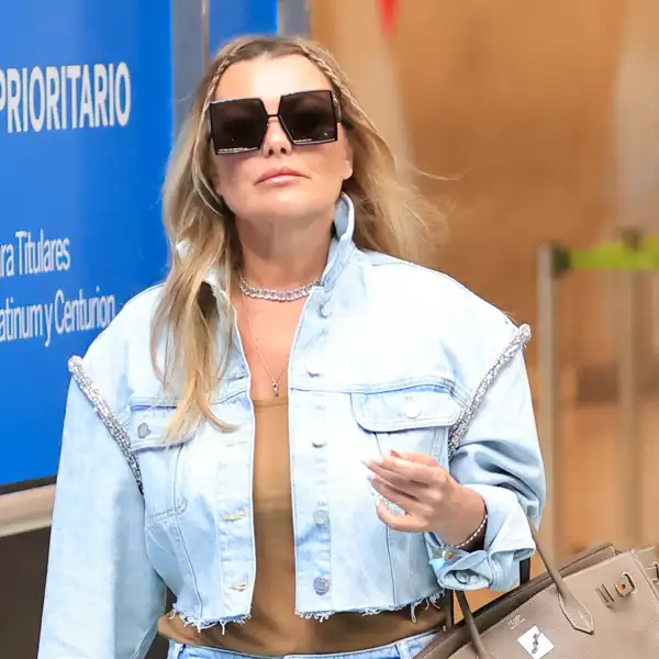 Amaia Montero en el aeropuerto