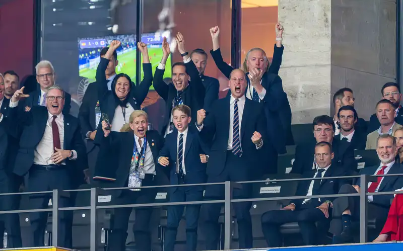 El príncipe Guillermo y su hijo George durante la final de la Eurocopa