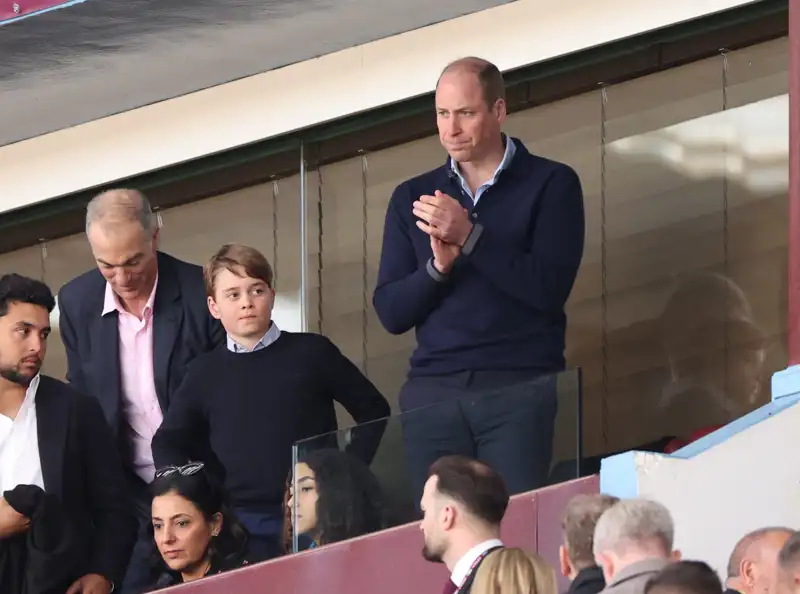 El príncipe Guillermo y su hijo George en un partido de fútbol