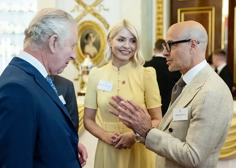 El Rey Carlos junto a Stanley Tucci