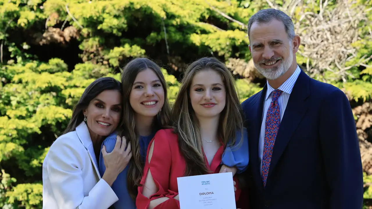 Los Reyes junto a la Infanta Sofía en la graduación de la Princesa Leonor en el UWC Atlantic College