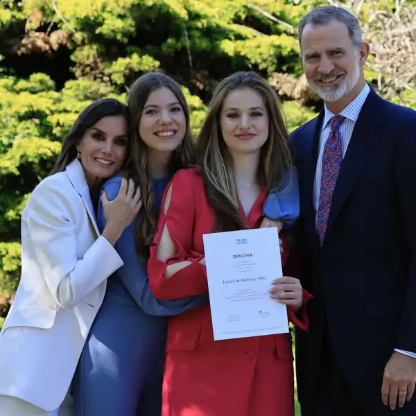 Los Reyes junto a la Infanta Sofía en la graduación de la Princesa Leonor en el UWC Atlantic College