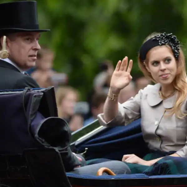 El príncipe Andrés con sus hijas, Beatriz y Eugenia, fruto de su matrimonio con Sarah Ferguson. 