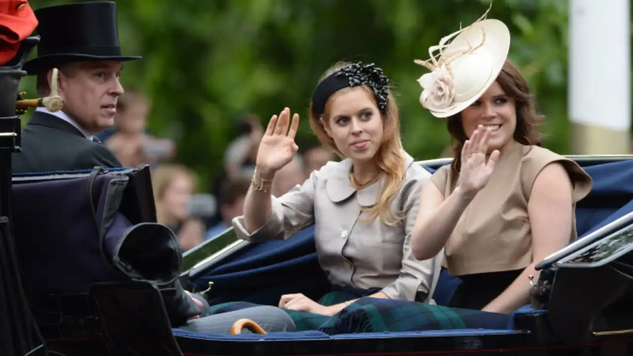 El príncipe Andrés con sus hijas, Beatriz y Eugenia, fruto de su matrimonio con Sarah Ferguson. 