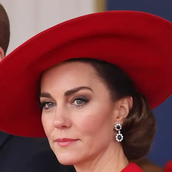 El Príncipe Guillermo y Kate Middleton con rostros serios