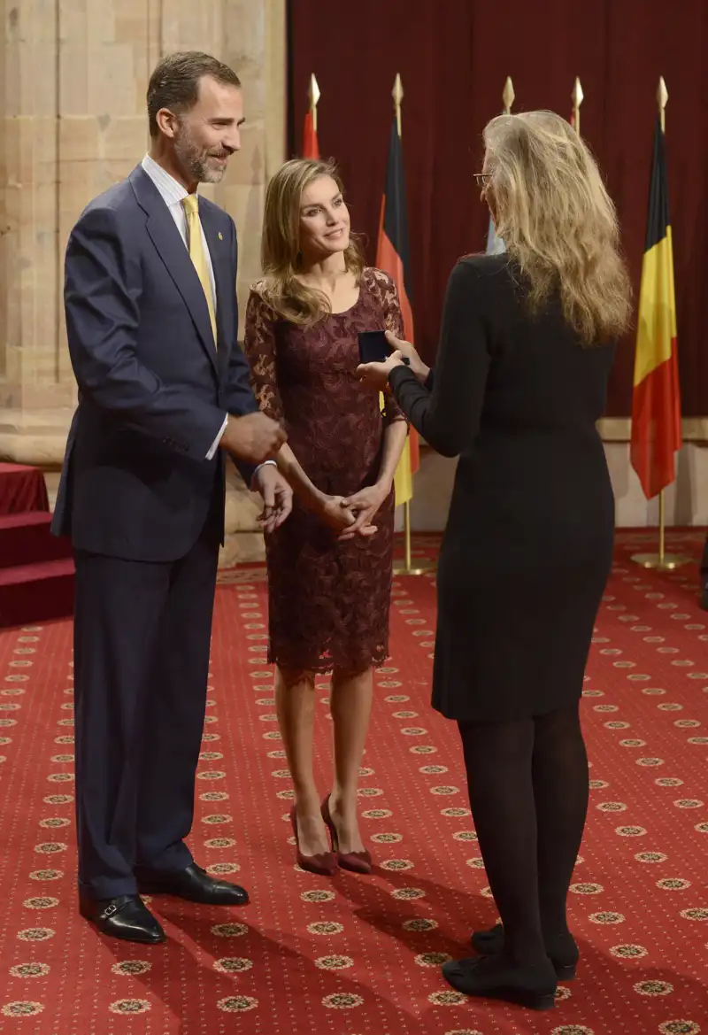 El Rey Felipe VI y la Reina Letizia en los Premios Príncipe de Asturias 2013 conocen a Annie Leibovitz