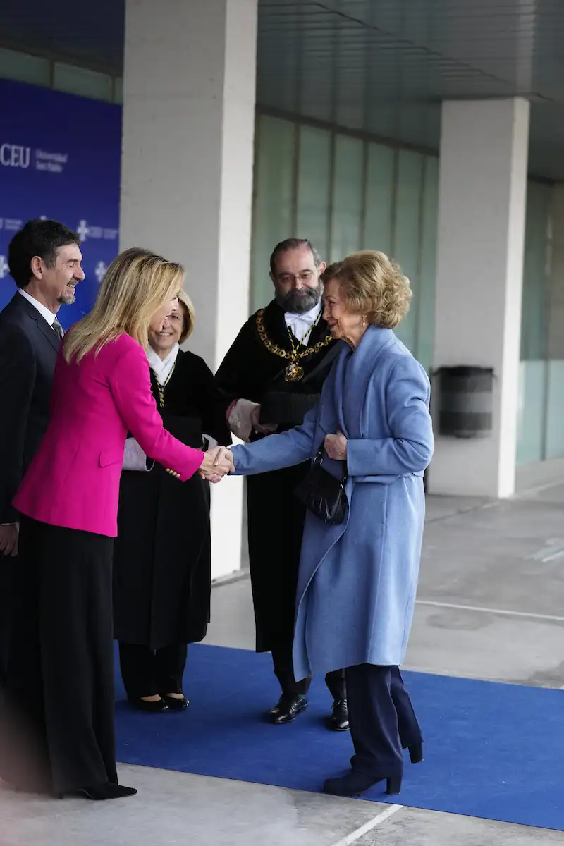 La Reina Sofía estrena el abrigo azul bebé más elegante y todoterreno en un importante acto en la Universidad CEU San Pablo 