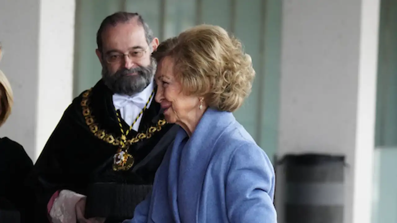 La Reina Sofía estrena el abrigo azul bebé más elegante y todoterreno en un importante acto en la Universidad CEU San Pablo 