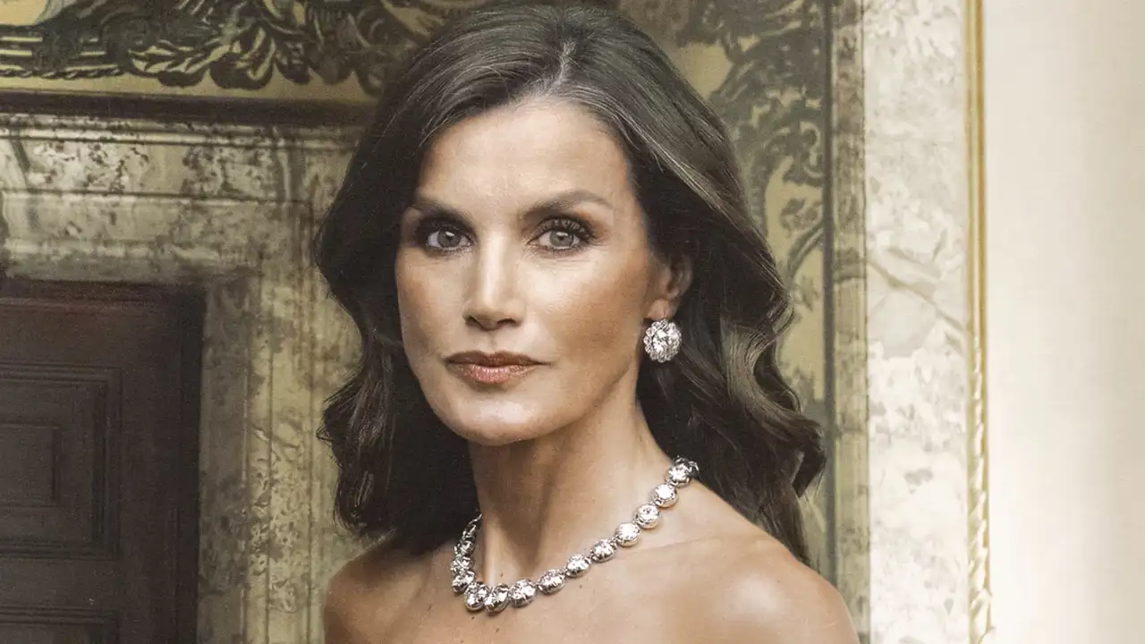 La Reina Letizia impacta en el retrato de Annie Leibovitz con un vestido Balenciaga vintage y una capa que desafía a la gravedad 