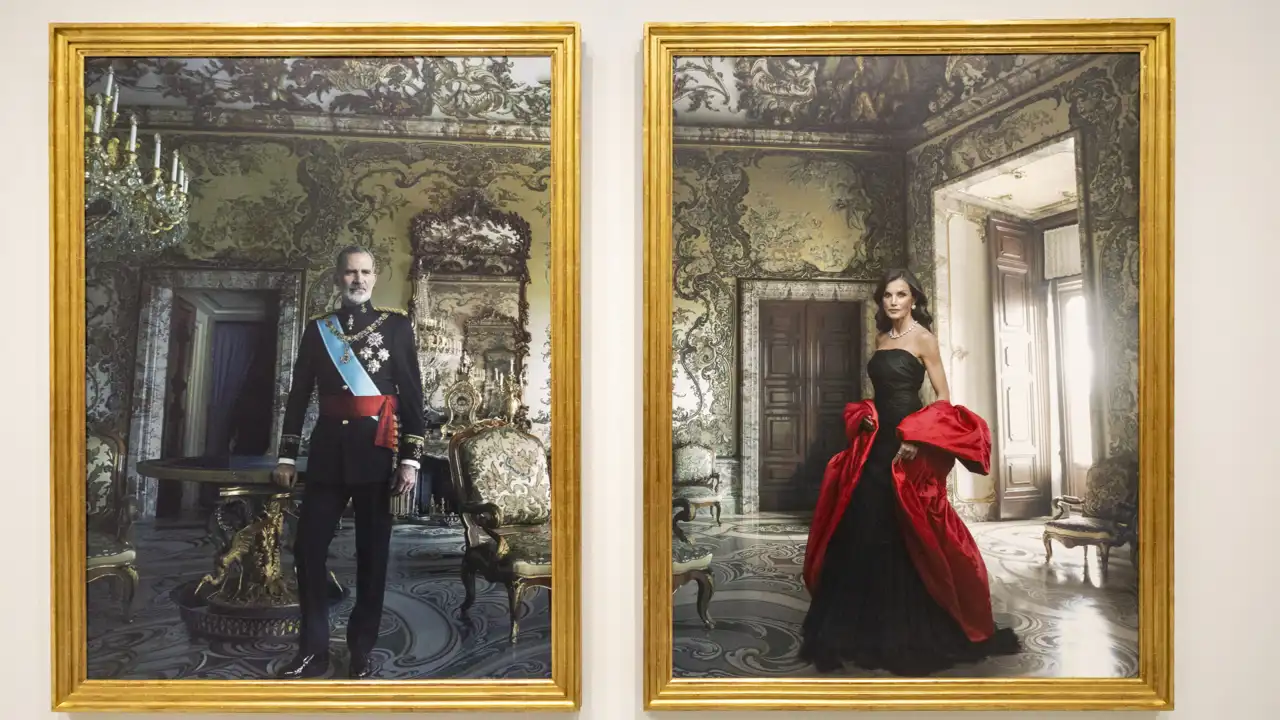 El Rey Felipe saca a pasear su versión militar más atractiva y la Reina Letizia, la de diva de Hollywood en los retratos de Annie Leibovitz