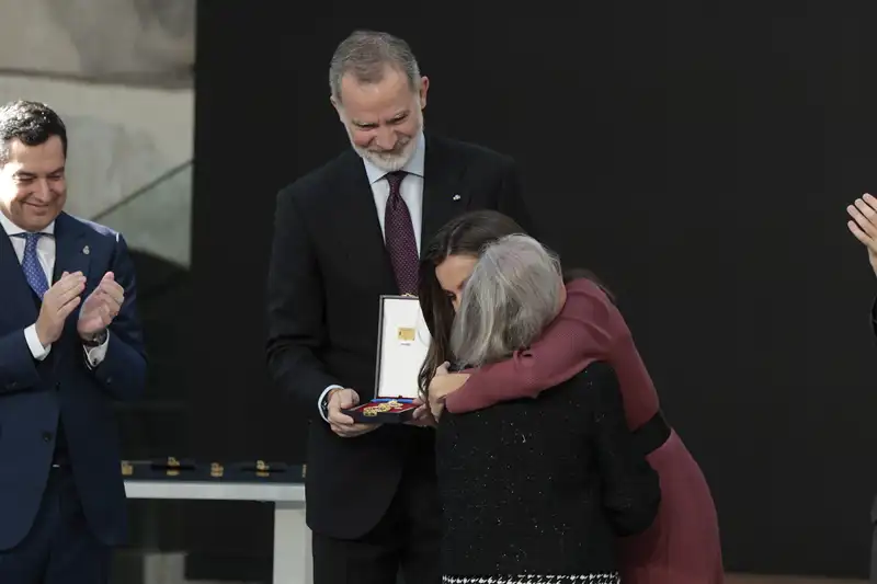 El abrazo entre Lucía Rivadulla y la madre de Itziar Castro