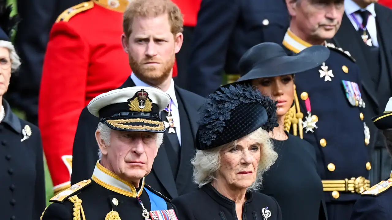 El Rey Carlos III, Camilla, Harry y Meghan en el funeral de la Reina Isabel II