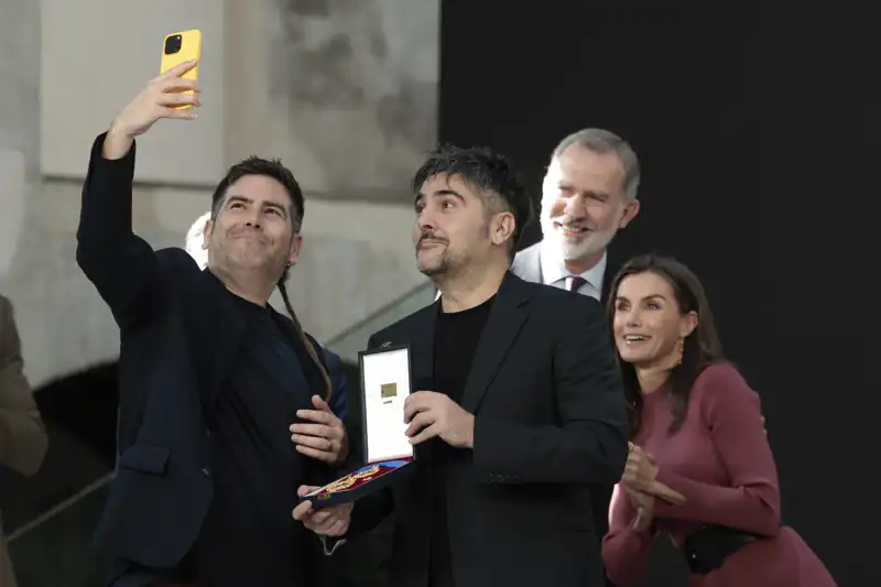 Los Reyes Felipe y Letizia con Estopa