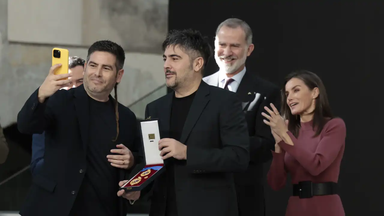 Los Reyes Felipe y Letizia junto a Estopa