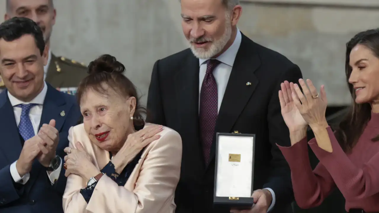 Los Reyes, Felipe y Letizia, y Gemma Cuervo.