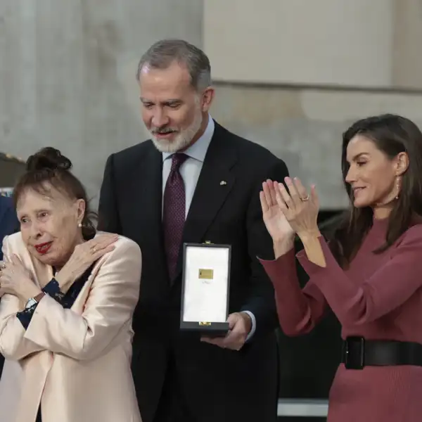 Los Reyes, Felipe y Letizia, y Gemma Cuervo.