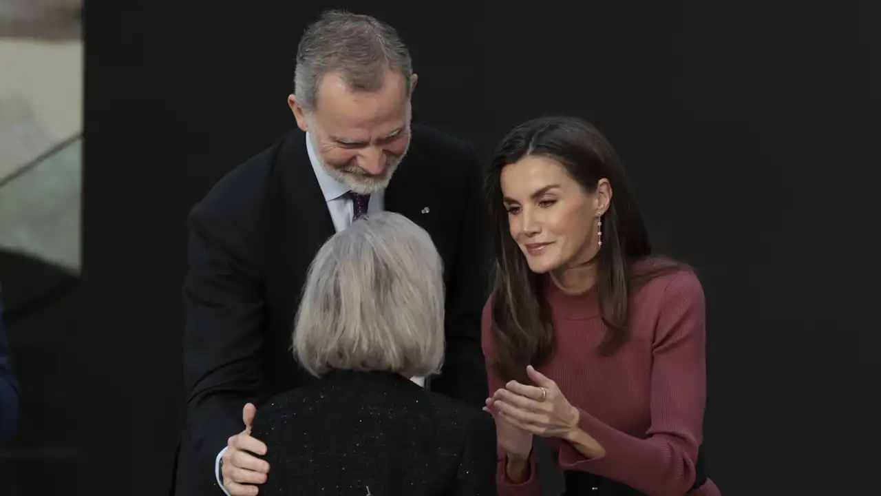 Los Reyes junto a la madre de Itziar Castro