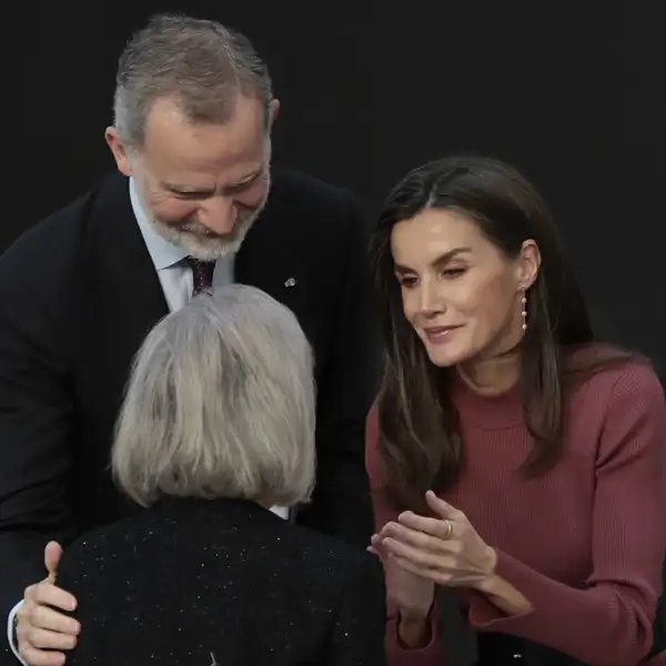 Los Reyes junto a la madre de Itziar Castro