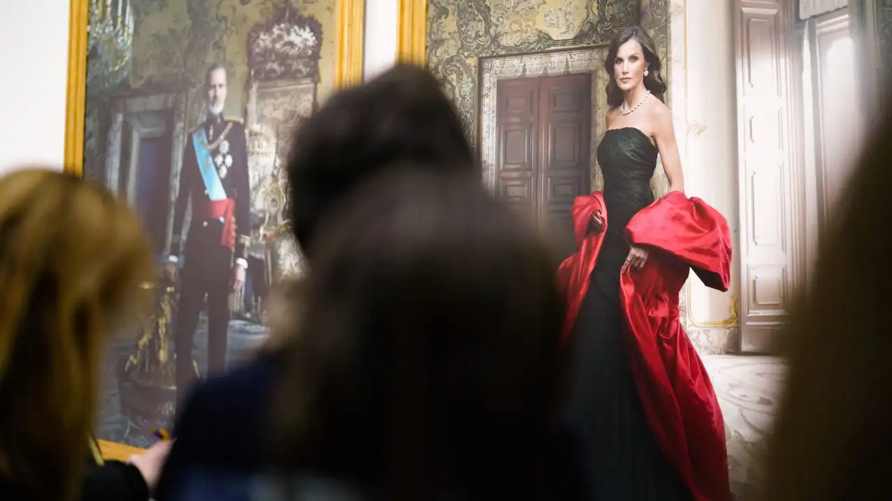 El detalle de los retratos del Rey Felipe y Letizia que ha generado mucha confusión entre los expertos: "No se entiende"